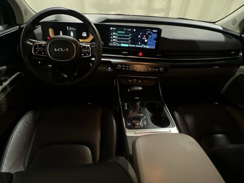 Used 2025 Kia Carnival FWD image 40