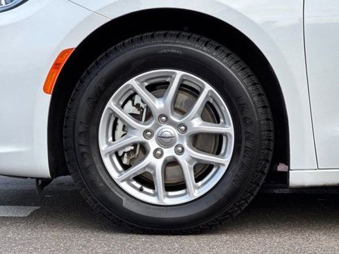 Used 2023 Chrysler Pacifica Touring-L image 29