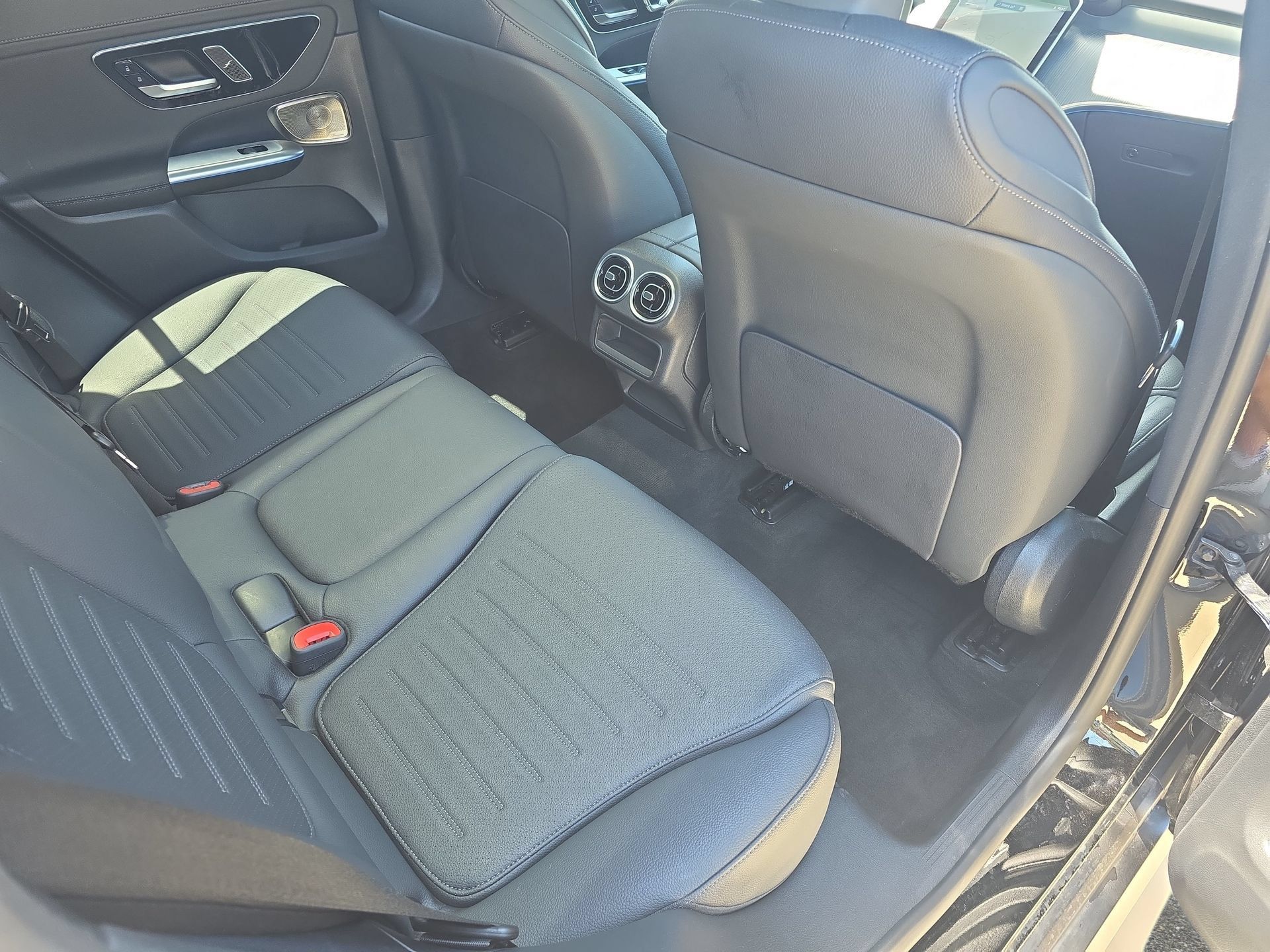 Used 2025 Mercedes-Benz GLC 300 4MATIC image 11