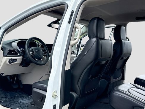 Used 2023 Chrysler Pacifica Touring-L FWD image 6