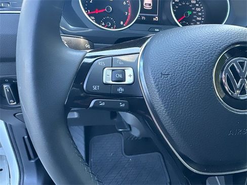 Used 2020 Volkswagen Tiguan SE image 17