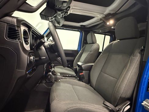 Used 2024 Jeep Wrangler Unlimited image 16