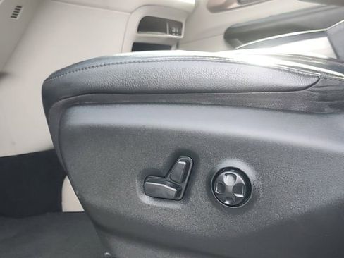 Used 2019 Chrysler Pacifica Touring-L image 6