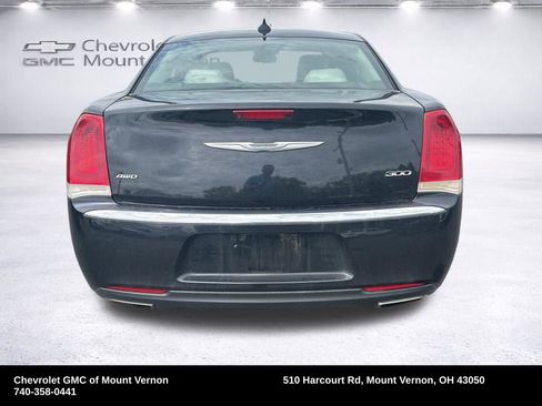 Used 2018 Chrysler 300 Limited AWD/4WD image 4