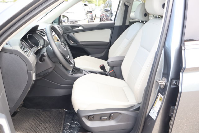 Certified 2020 Volkswagen Tiguan SE w/ Panoramic Sunroof Package AWD/4WD image 14