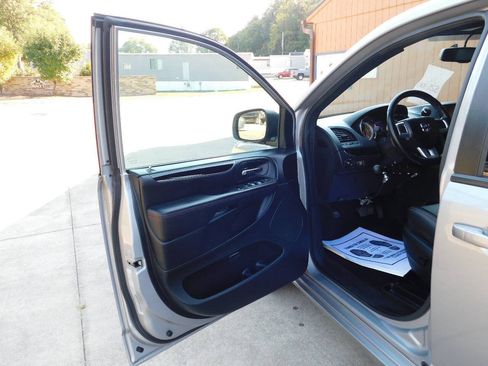 Used 2018 Dodge Grand Caravan GT FWD image 19