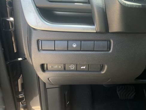 Used 2025 Nissan Rogue SV FWD image 10