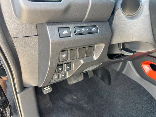Used 2025 Nissan Frontier PRO-4X AWD/4WD image 18