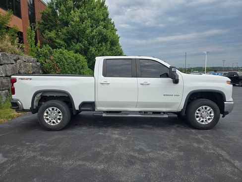 Used 2024 Chevrolet Silverado 2500 LT w/ Convenience Package AWD/4WD image 2