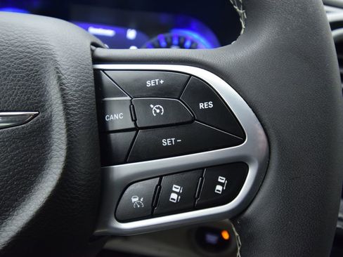 Used 2023 Chrysler Pacifica Touring-L image 36