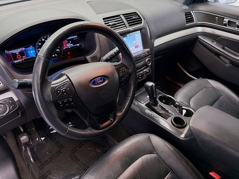 Used 2017 Ford Explorer XLT w/ Equipment Group 202A FWD image 7