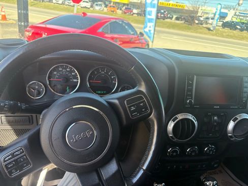 Used 2015 Jeep Wrangler Unlimited Rubicon w/ Connectivity Group image 17