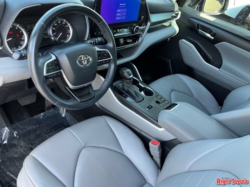 Used 2023 Toyota Highlander XLE FWD image 19