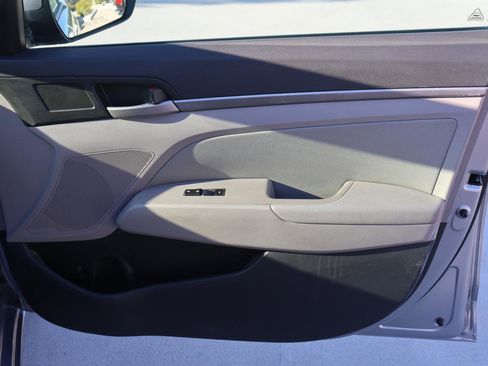 Used 2017 Hyundai Elantra SE image 11