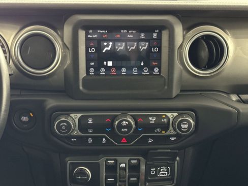 Used 2018 Jeep Wrangler Unlimited Sahara AWD/4WD image 21