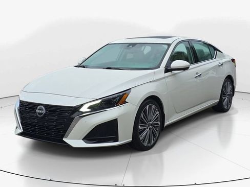 Used 2025 Nissan Altima 2.5 SL FWD image 10