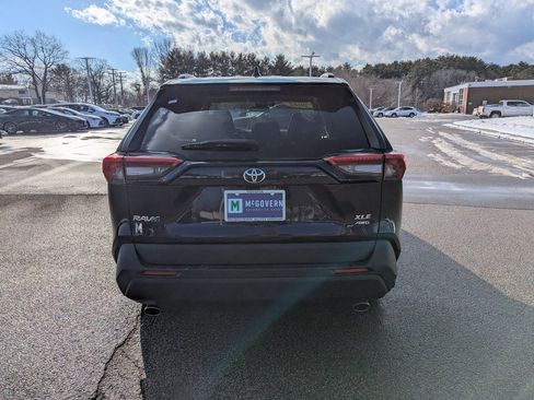Used 2022 Toyota RAV4 XLE Premium image 4