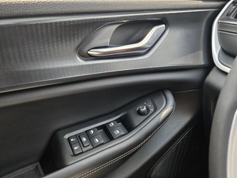 Used 2025 Jeep Grand Cherokee Altitude AWD/4WD image 20
