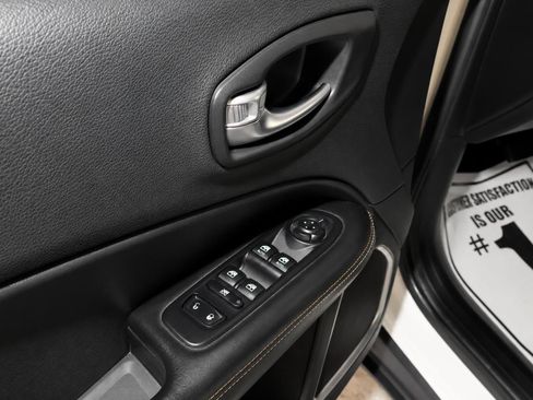 Used 2018 Jeep Compass Latitude FWD image 15
