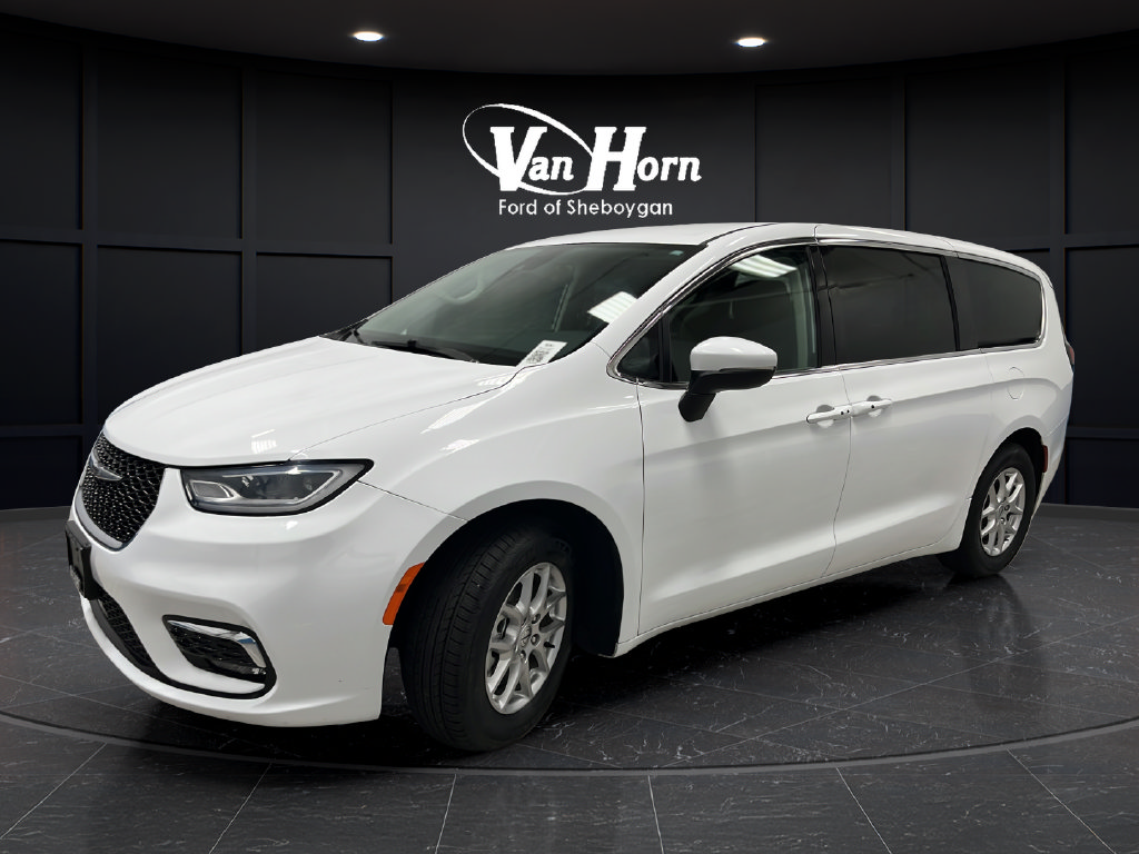Used 2023 Chrysler Pacifica Touring-L FWD image 3