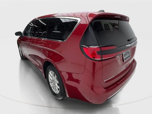 Used 2025 Chrysler Pacifica Select FWD image 10