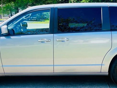 Used 2018 Dodge Grand Caravan SE FWD image 6
