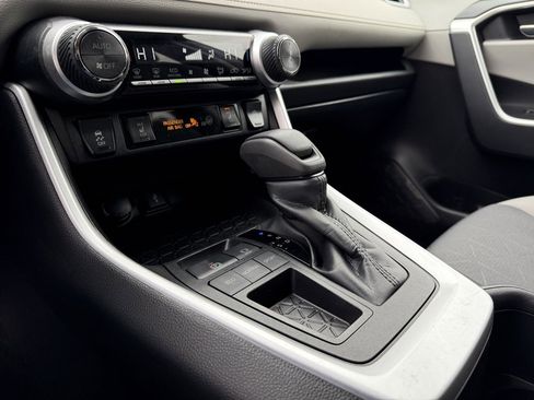 Certified 2022 Toyota RAV4 XLE image 28