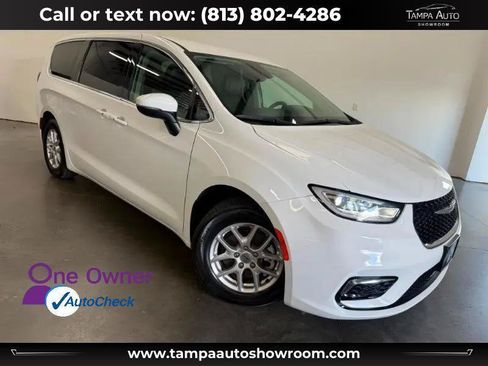 Used 2023 Chrysler Pacifica Touring-L FWD image 1