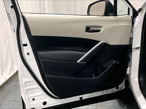 Used 2024 Toyota Corolla Cross LE image 9