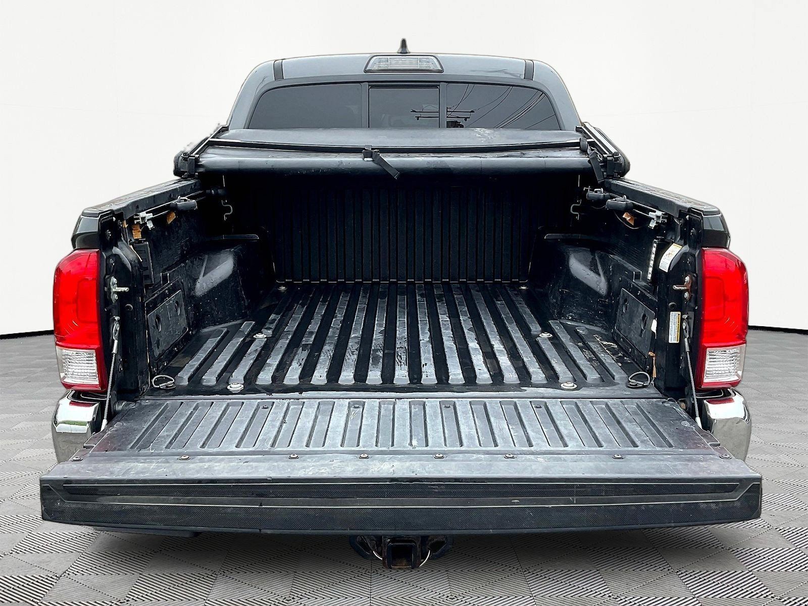Used 2017 Toyota Tacoma SR5 w/ Tow Package AWD/4WD image 7