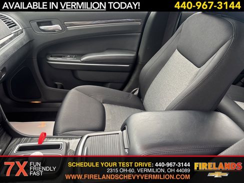 Used 2022 Chrysler 300 Touring w/ Sport Appearance Package image 12