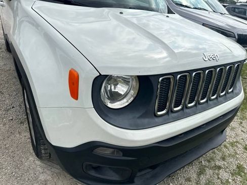 Used 2016 Jeep Renegade Latitude FWD image 19
