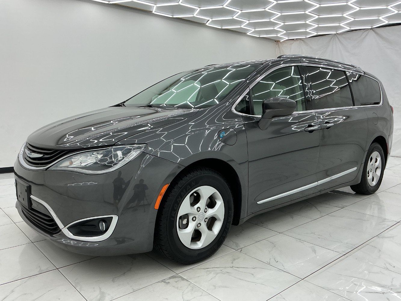 Used 2018 Chrysler Pacifica Touring-L FWD image 6