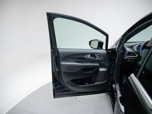 Used 2025 Chrysler Pacifica Select image 23