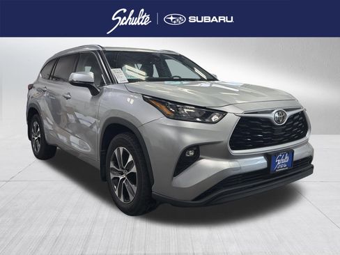 Used 2020 Toyota Highlander XLE AWD/4WD image 1