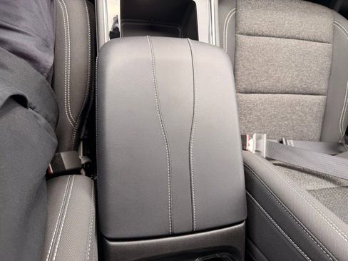 Used 2025 Chevrolet Traverse LT image 19