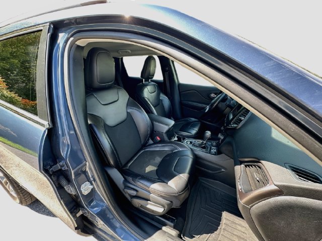 Used 2019 Jeep Cherokee Latitude Plus w/ Trailer Tow Group AWD/4WD image 27
