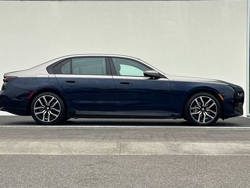 Used 2023 BMW i7 xDrive60 AWD/4WD image 2