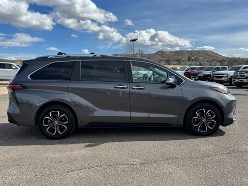 Used 2025 Toyota Sienna Platinum image 6