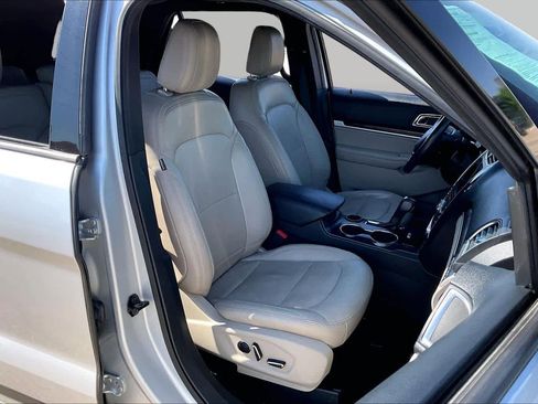 Used 2018 Ford Explorer Limited FWD image 9