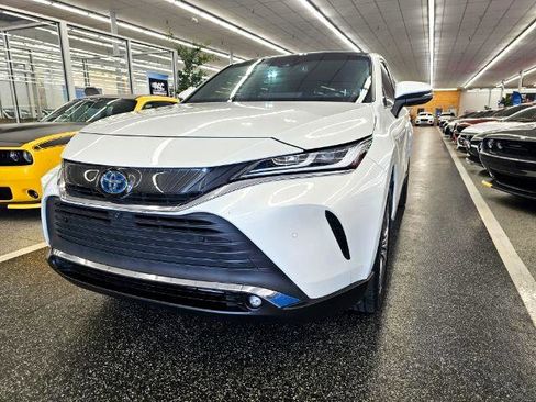 Used 2022 Toyota Venza Limited w/ Advanced Technology Package image 2