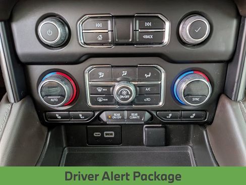 Used 2023 Chevrolet Suburban Z71 w/ Luxury Package AWD/4WD image 8