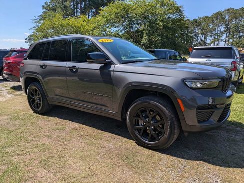 Used 2025 Jeep Grand Cherokee Altitude AWD/4WD image 2