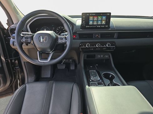 Used 2025 Honda Pilot Touring image 12