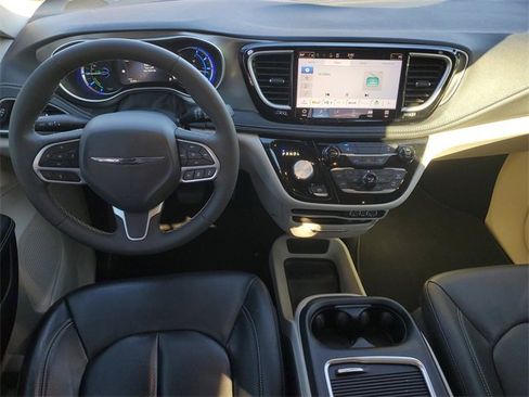 Used 2022 Chrysler Pacifica Touring-L image 14