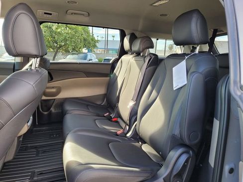 New 2026 Kia Carnival EX FWD image 7