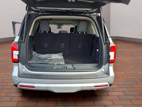Used 2024 Ford Expedition XLT image 28