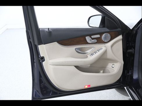 Used 2021 Mercedes-Benz C 300 4MATIC Sedan image 4