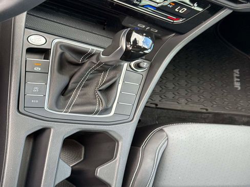 Used 2025 Volkswagen Jetta SE FWD image 25