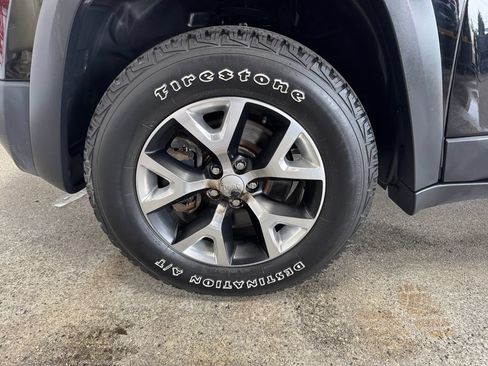 Used 2018 Jeep Cherokee Trailhawk w/ Cold Weather Group AWD/4WD image 26